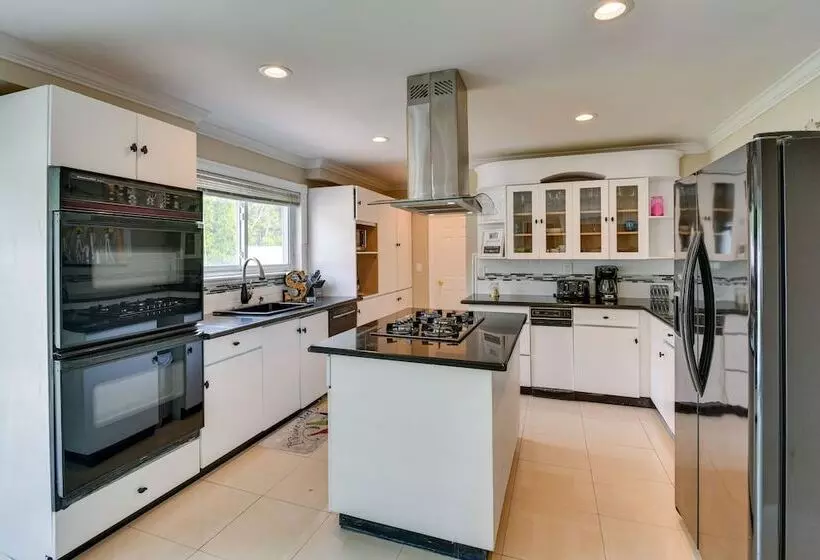 Medford Home W/ Pool, Near Golf Courses!