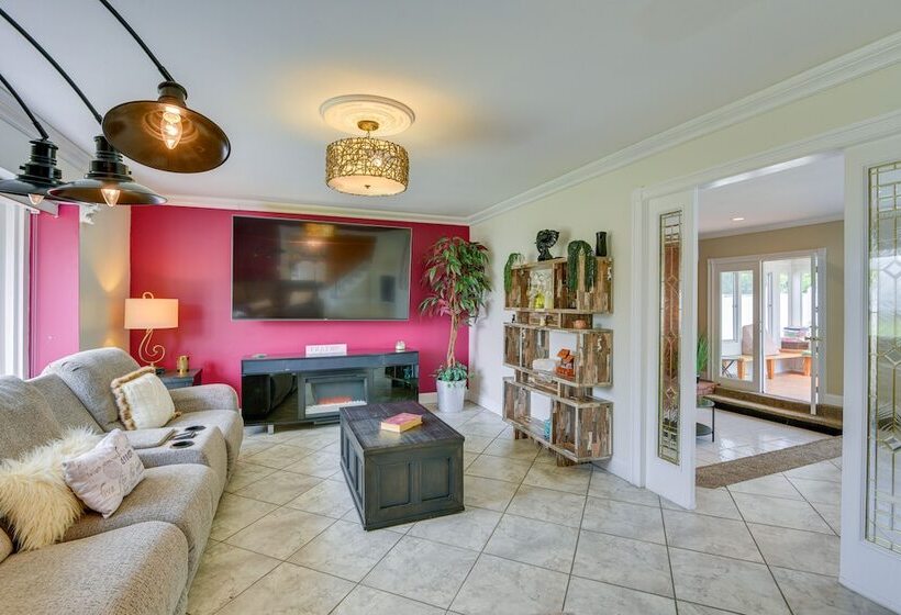 Medford Home W/ Pool, Near Golf Courses!