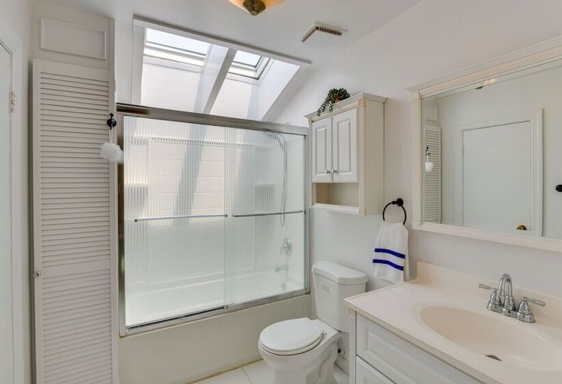 Medford Home W/ Pool, Near Golf Courses!