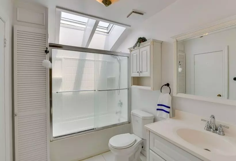 Medford Home W/ Pool, Near Golf Courses!