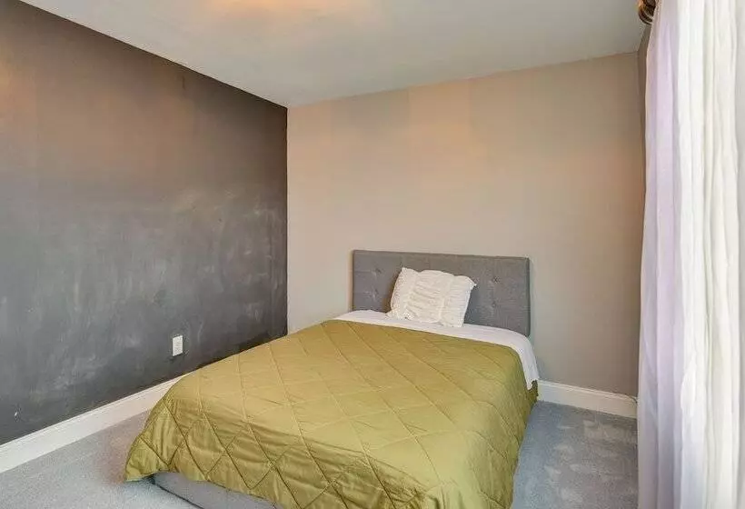 Medford Home W/ Pool, Near Golf Courses!