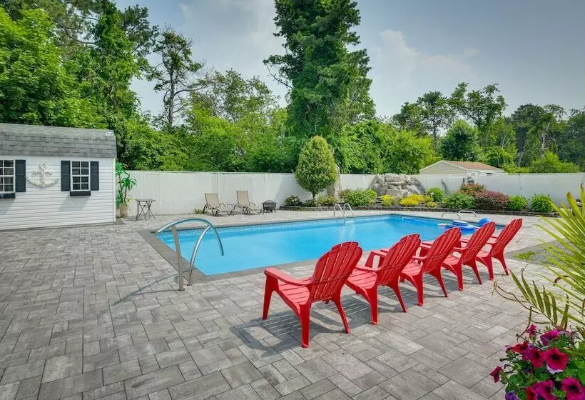 Medford Home W/ Pool, Near Golf Courses!
