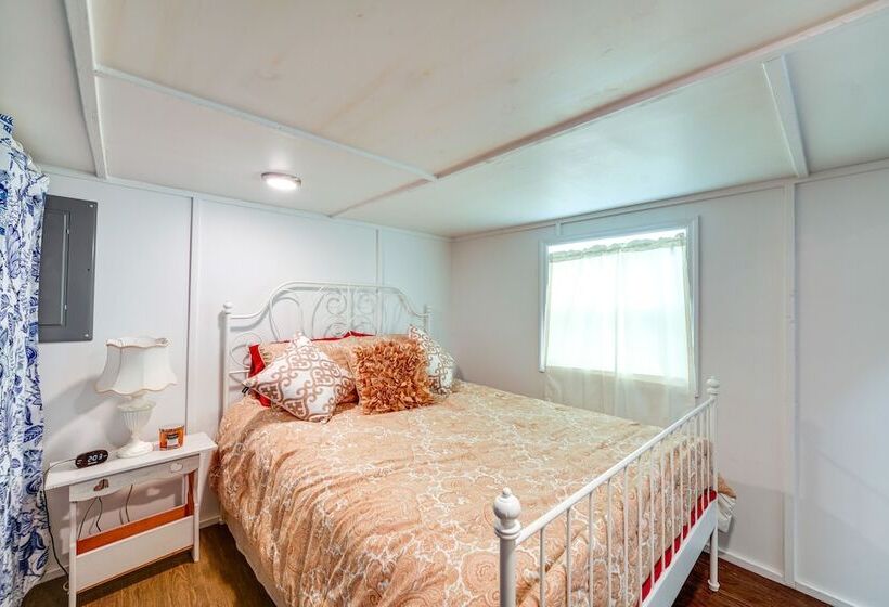 Peaceful Cabin Near Lake Texoma W/ Fire Pit!