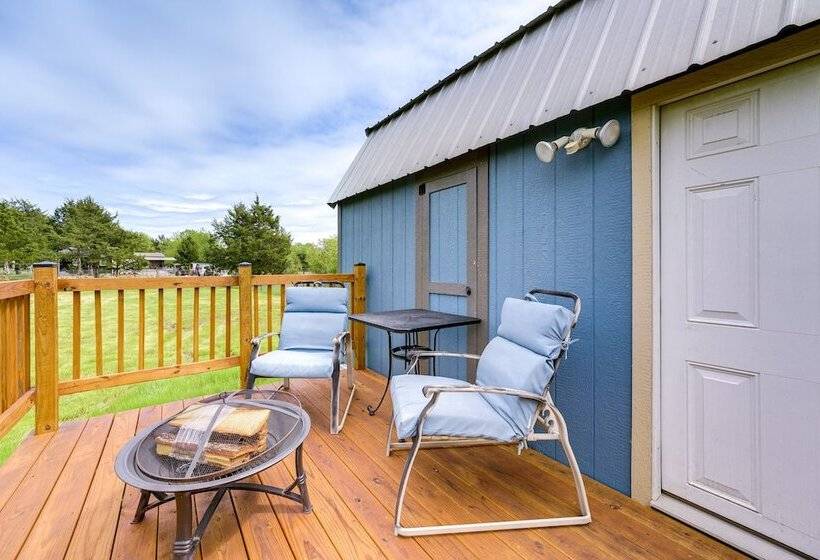 Peaceful Cabin Near Lake Texoma W/ Fire Pit!