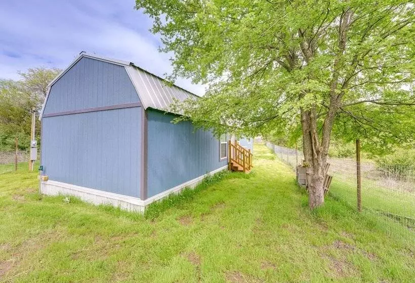 Peaceful Cabin Near Lake Texoma W/ Fire Pit!