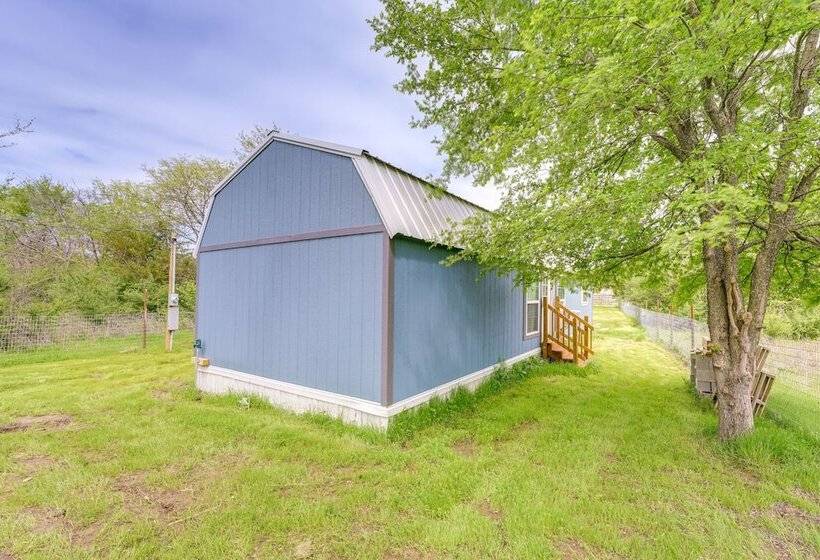 Peaceful Cabin Near Lake Texoma W/ Fire Pit!