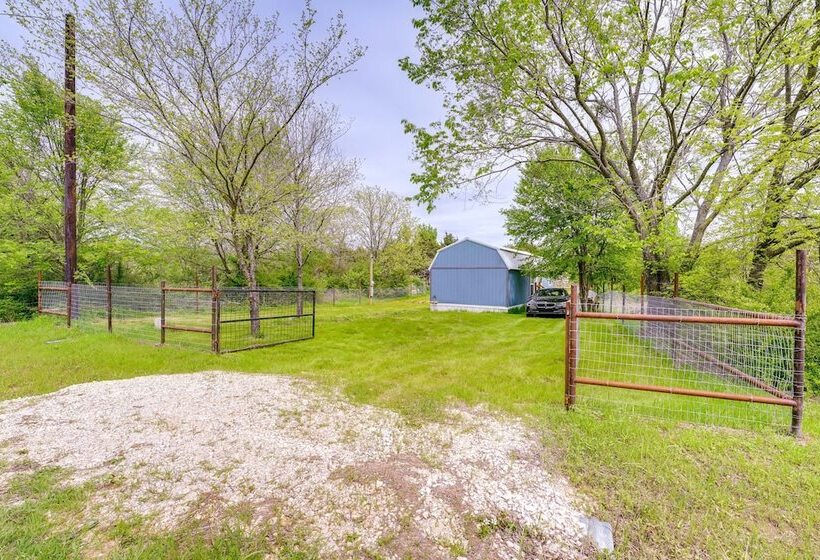 Peaceful Cabin Near Lake Texoma W/ Fire Pit!