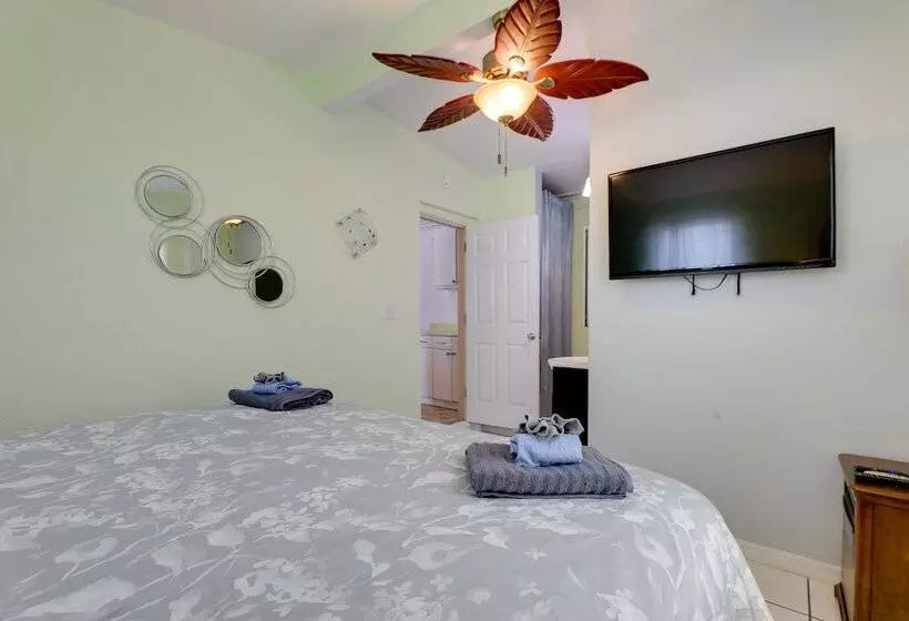 Pet Friendly Port Charlotte Home W/ Canal Access!