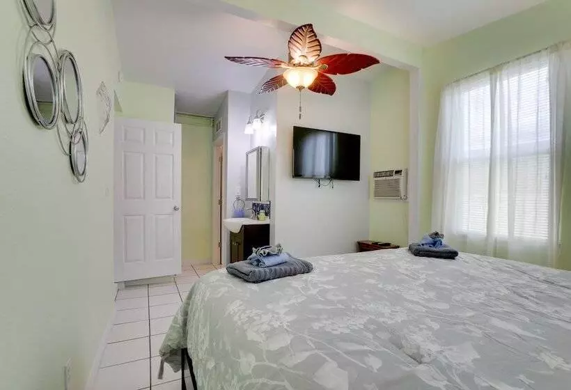 Pet Friendly Port Charlotte Home W/ Canal Access!