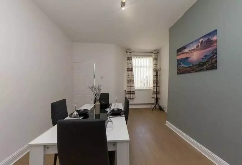 レジデンス Impeccable 2 Bed House In Stoke On Trent