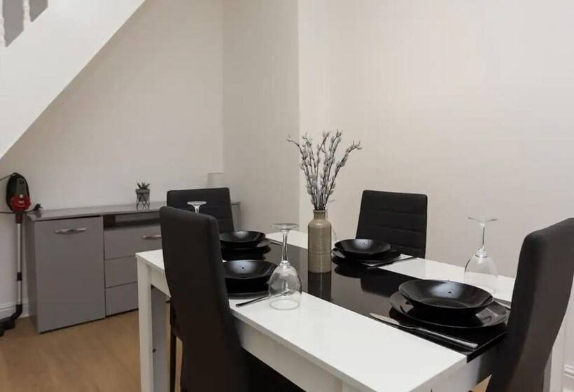 레지던스 Impeccable 2 Bed House In Stoke On Trent