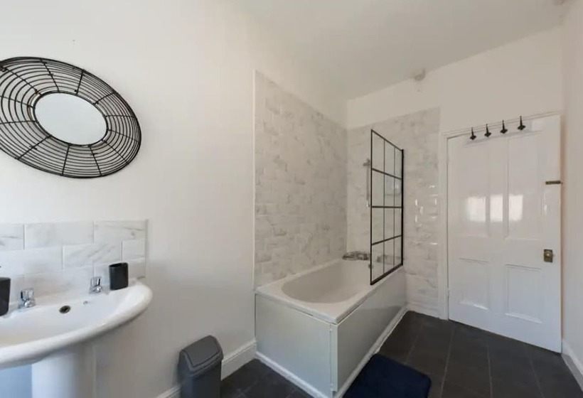 레지던스 Impeccable 2 Bed House In Stoke On Trent