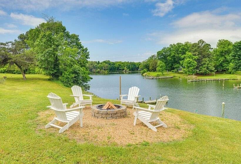 Riverfront Virginia Home   Dock, Fire Pit & Kayaks