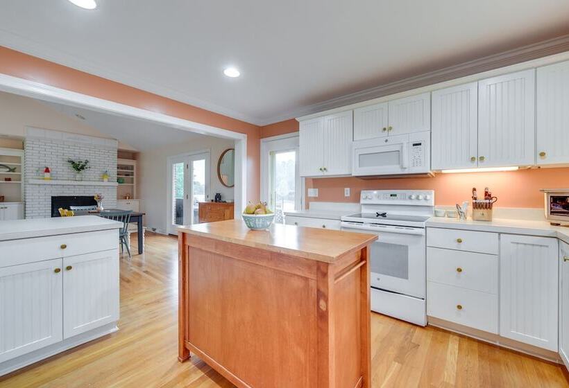 Riverfront Virginia Home   Dock, Fire Pit & Kayaks