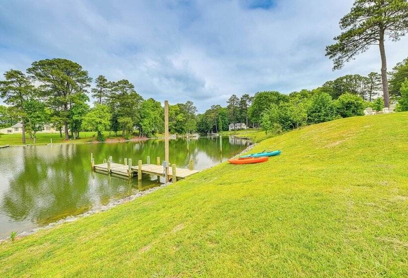 Riverfront Virginia Home   Dock, Fire Pit & Kayaks