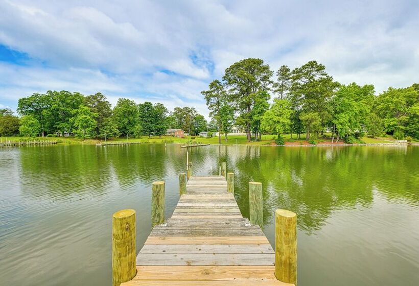 Riverfront Virginia Home   Dock, Fire Pit & Kayaks