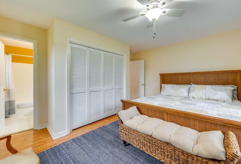 Riverfront Virginia Home   Dock, Fire Pit & Kayaks