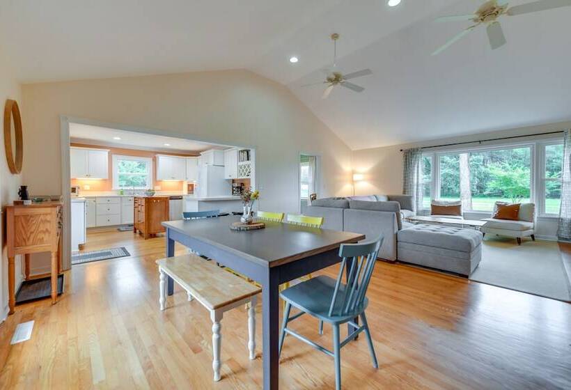 Riverfront Virginia Home   Dock, Fire Pit & Kayaks