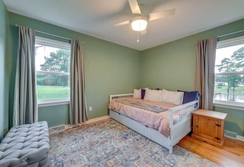 Riverfront Virginia Home   Dock, Fire Pit & Kayaks