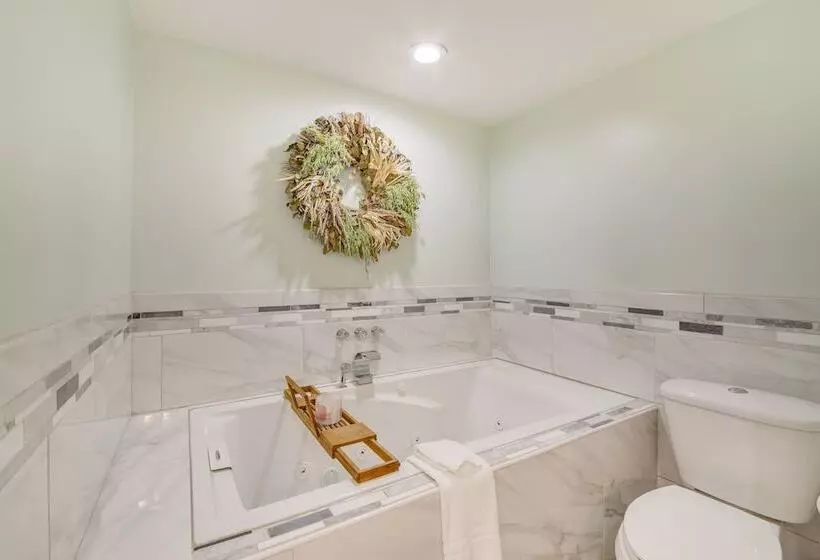 Searsport Paradise W/ Private Pool & Patio!