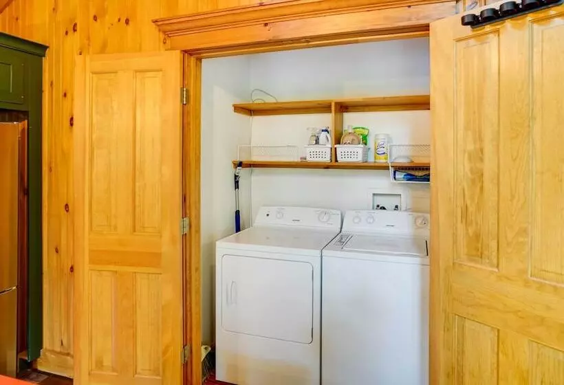 Secluded Elka Park Cabin: Hot Tub & Fire Pit!