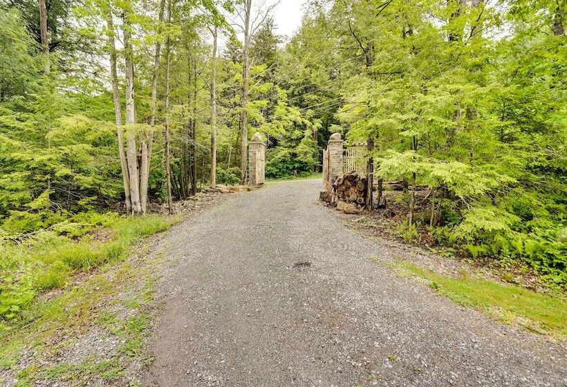 Secluded Elka Park Cabin: Hot Tub & Fire Pit!