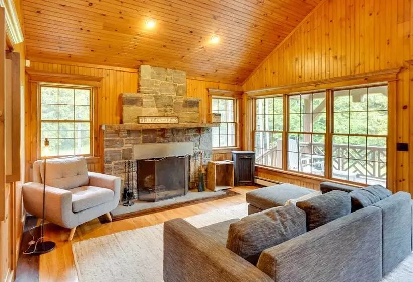 Secluded Elka Park Cabin: Hot Tub & Fire Pit!