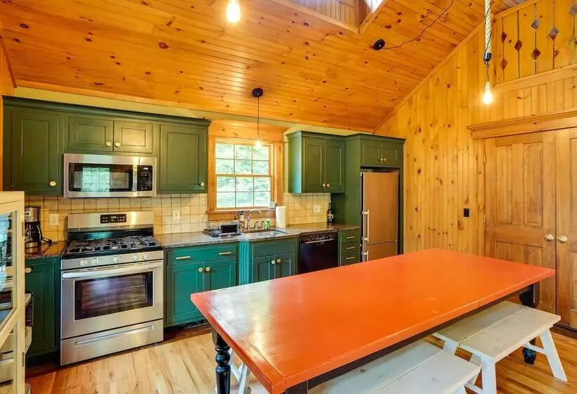 Secluded Elka Park Cabin: Hot Tub & Fire Pit!