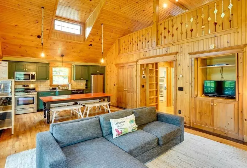 Secluded Elka Park Cabin: Hot Tub & Fire Pit!