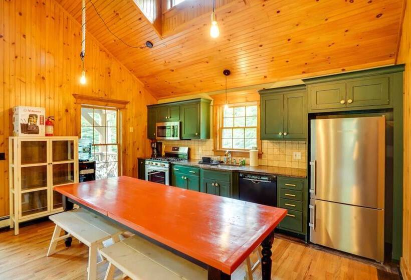 Secluded Elka Park Cabin: Hot Tub & Fire Pit!