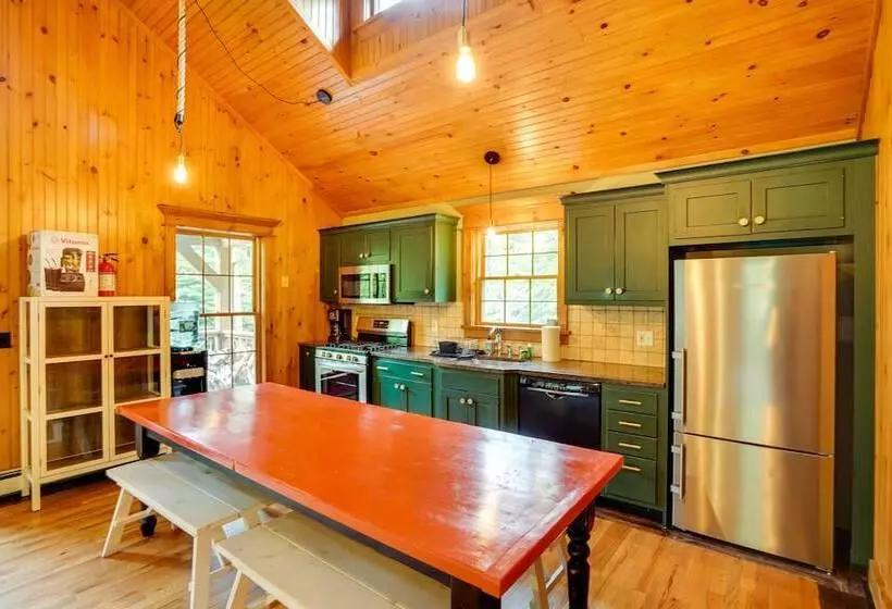 Secluded Elka Park Cabin: Hot Tub & Fire Pit!