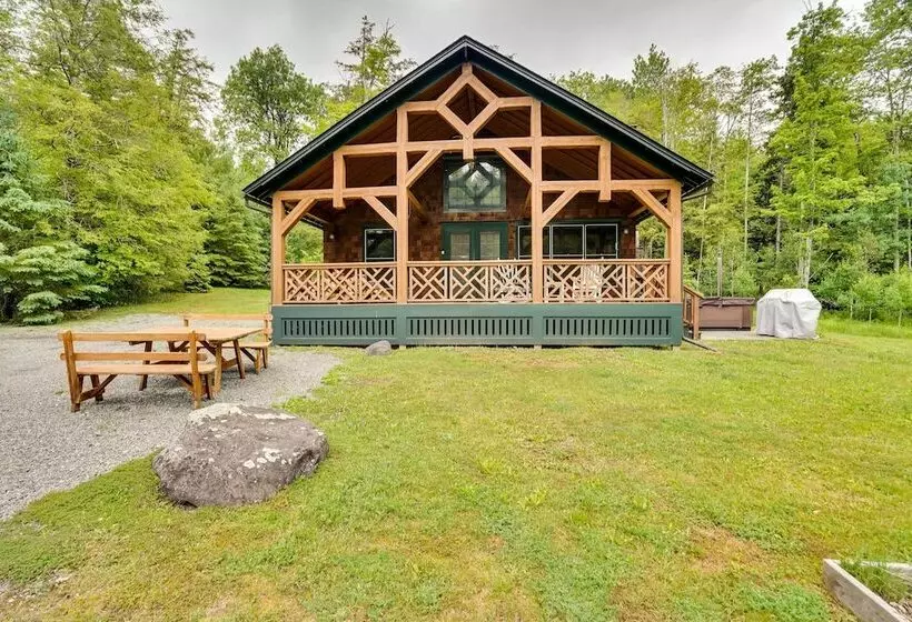 Secluded Elka Park Cabin: Hot Tub & Fire Pit!