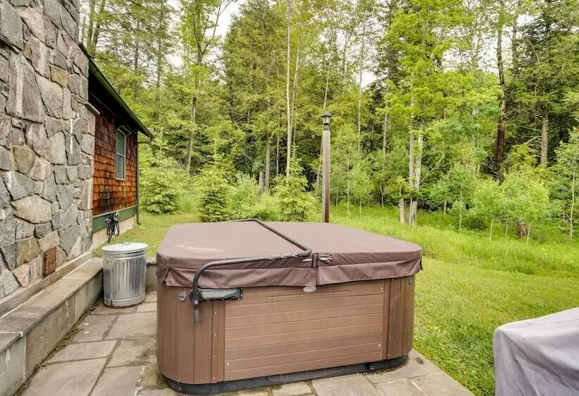 Secluded Elka Park Cabin: Hot Tub & Fire Pit!
