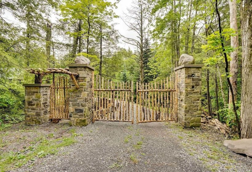 Secluded Elka Park Cabin: Hot Tub & Fire Pit!