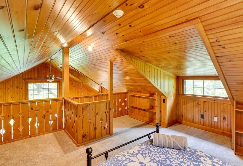 Secluded Elka Park Cabin: Hot Tub & Fire Pit!