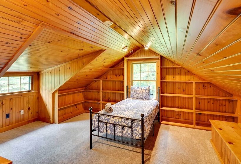Secluded Elka Park Cabin: Hot Tub & Fire Pit!