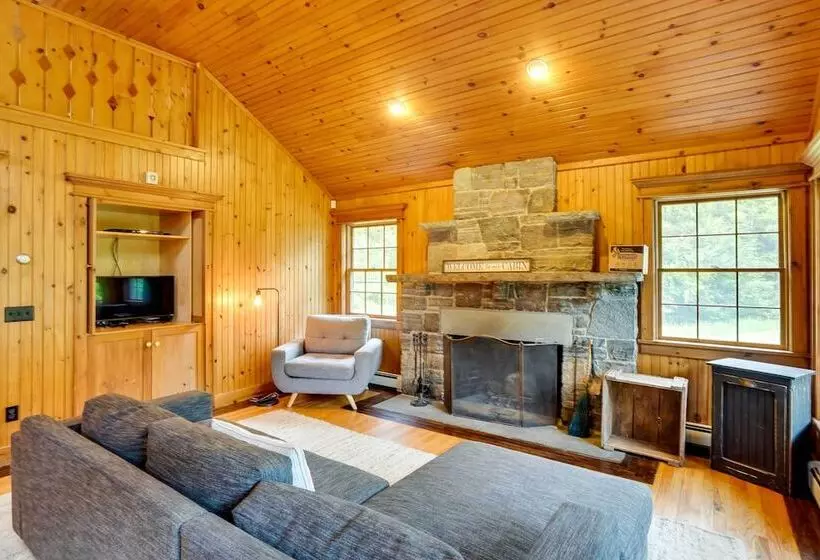 Secluded Elka Park Cabin: Hot Tub & Fire Pit!