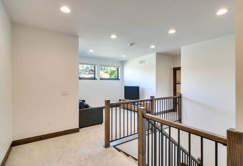 In Granby Ranch Ski Resort: Sleek Home W/ Hot Tub!