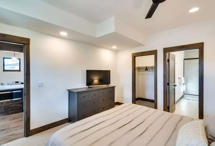 In Granby Ranch Ski Resort: Sleek Home W/ Hot Tub!