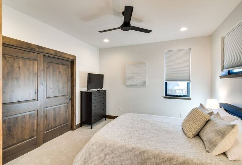 In Granby Ranch Ski Resort: Sleek Home W/ Hot Tub!