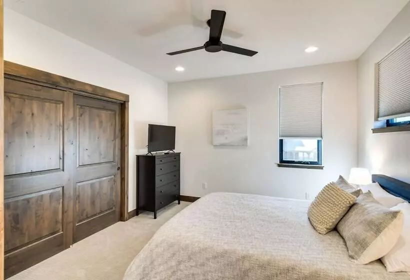 In Granby Ranch Ski Resort: Sleek Home W/ Hot Tub!