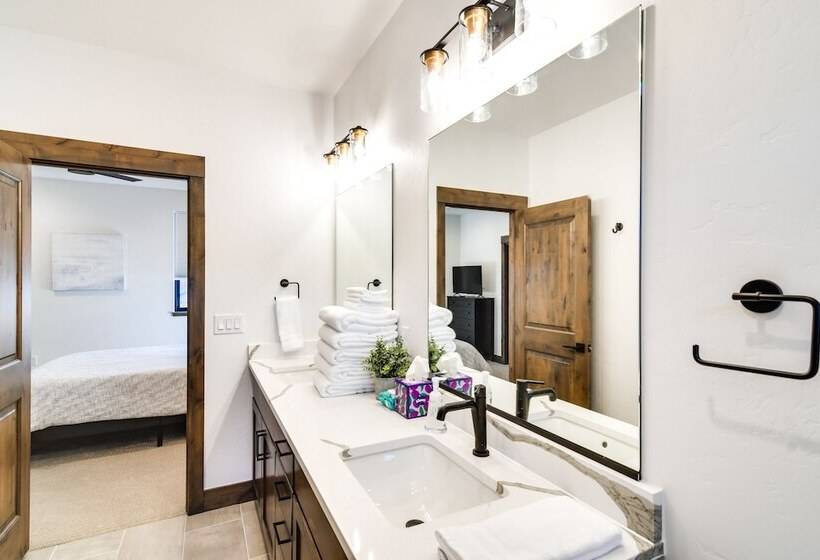 In Granby Ranch Ski Resort: Sleek Home W/ Hot Tub!