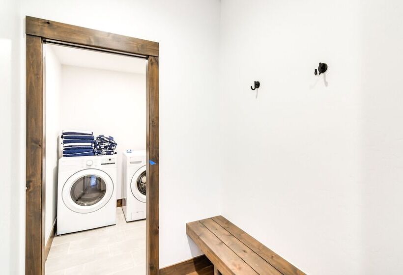 In Granby Ranch Ski Resort: Sleek Home W/ Hot Tub!