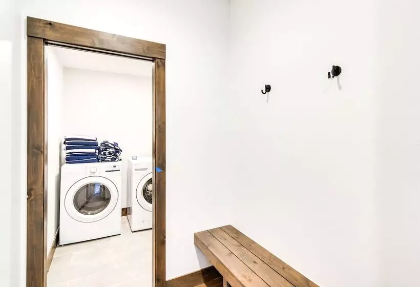 In Granby Ranch Ski Resort: Sleek Home W/ Hot Tub!