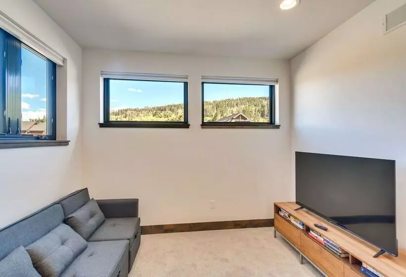 In Granby Ranch Ski Resort: Sleek Home W/ Hot Tub!