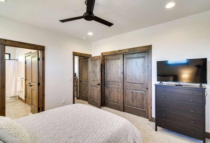 In Granby Ranch Ski Resort: Sleek Home W/ Hot Tub!