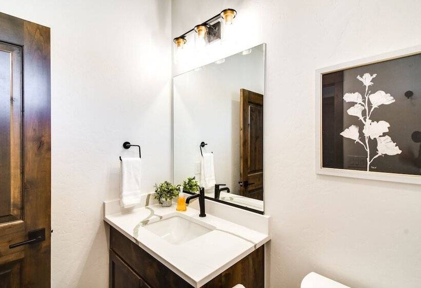 In Granby Ranch Ski Resort: Sleek Home W/ Hot Tub!