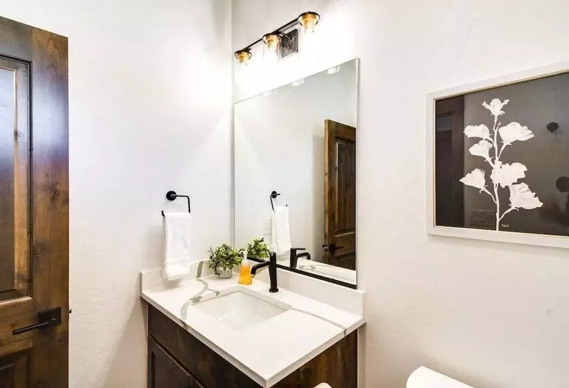 In Granby Ranch Ski Resort: Sleek Home W/ Hot Tub!