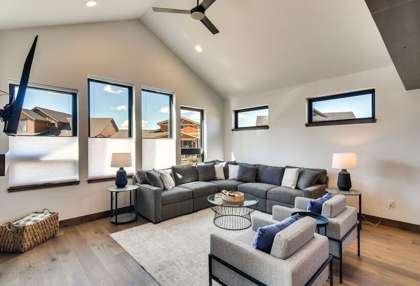 In Granby Ranch Ski Resort: Sleek Home W/ Hot Tub!