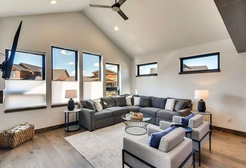 In Granby Ranch Ski Resort: Sleek Home W/ Hot Tub!